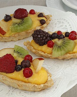 BARCAS DE HOJALDRE CON FRUTAS