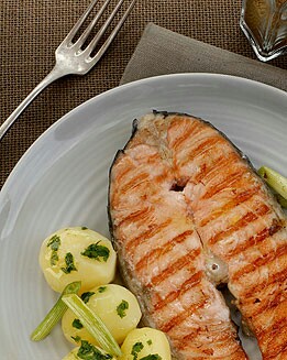 RODAJA DE SALMÓN CON AJOS TIERNOS Y ACEITE VERDE