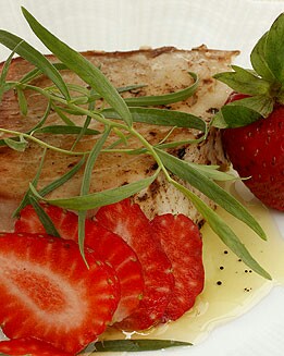 ATÚN CON FRESAS Y ESTRAGÓN