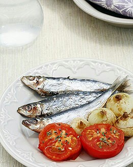 SARDINAS CON TOMATES Y CEBOLLITAS