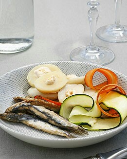 PESCAITO FRITO, LÁMINAS DE CALABACÍN Y ZANAHORIA