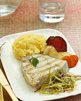PURÉ DE COLIFLOR CON CHIPS DE VERDURAS Y PESCADO