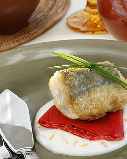 MERLUZA A LA ROMANA CON PIMIENTOS Y ARROZ