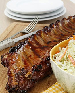 COSTILLAS ASADAS A LA MIEL CON ENSALADA DE COL