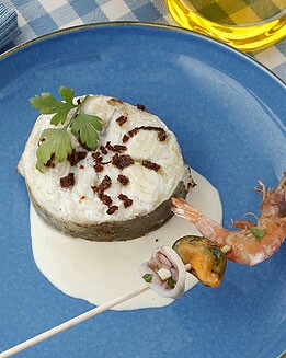 CONGRIO CON BROCHETA DE MARISCO Y AJO BLANCO