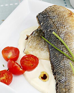 LUBINA CON CREMA DE QUESO Y TOMATES