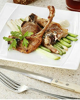 CHULETAS DE CORDERO CON ALIOLI Y AJOS TIERNOS