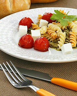 PASTA  AL PESTO CON TOMATES Y QUESO FETA