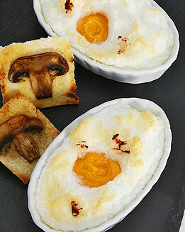 HUEVOS CON LÁMINAS DE PAN DE SETAS