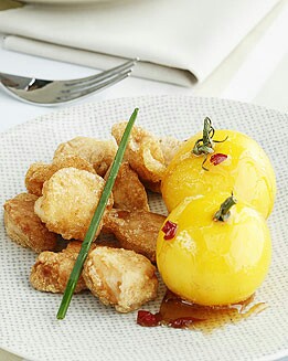 POLLO CRUJIENTE CON TOMATES AMARILLOS