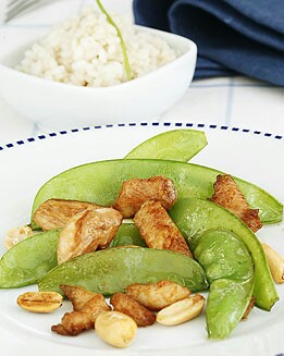 POLLO CON CACAHUETES Y TIRABEQUES