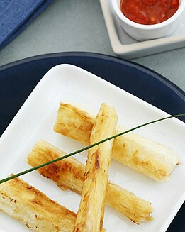 YUCA FRITA CON SALSA PICANTE