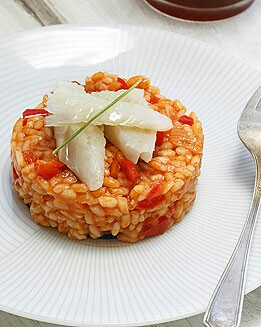 BACALAO AL PIL-PIL CON ARROZ ROJO