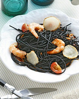 ESPAGUETI NEGROS CON LANGOSTINOS Y TOMATES