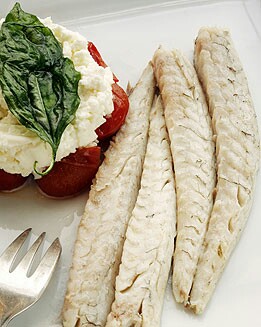 LOMO DE LUBINA CON ENSALADA CAPRESE