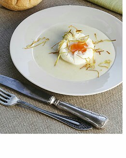 HUEVO POCHÉ CON SOPA DE JUDÍAS PINTAS