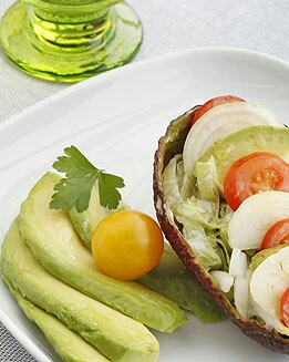 AGUACATES RELLENOS DE TOMATE Y CEBOLLA