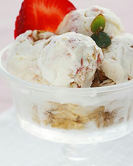 HELADO DE FRESAS CON QUESO Y GALLETAS