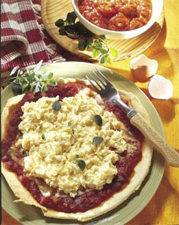 HUEVOS REVUELTOS CON PIZZAS DE QUESO