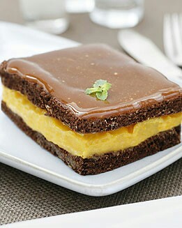 BIZCOCHO CON CREMA DE NARANJA