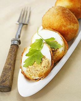 HUEVOS RELLENOS EMPANADOS