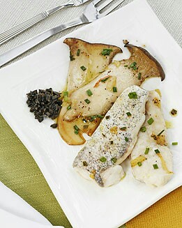 BACALAO CON BOLETUS, ACEITUNAS Y TOMILLO FRESCO