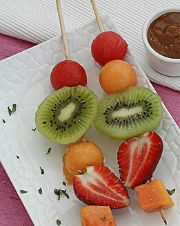 BROCHETA CON SALSA DE CARAMELO DE MANTEQUILLA