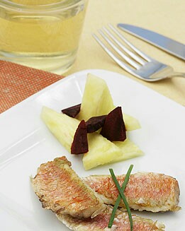 SALMONETES CON ENSALADA DE REMOLACHA Y PIÑA.