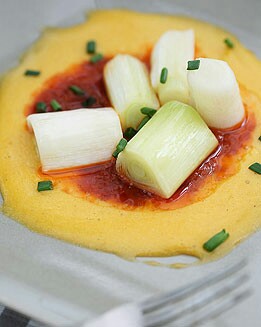 ENSALADA DE PUERROS Y TOMATES CON CREMA DE MOSTAZA