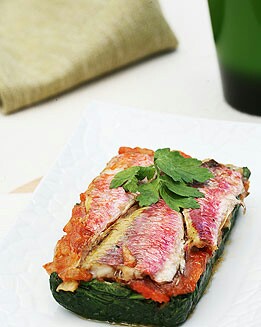 TARTITAS DE SALMONETES CON CHALOTA Y PATATAS