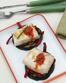 MERLUZA CON BERENJENA Y PURÉ DE PIMIENTO ASADO