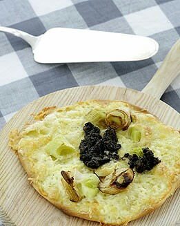 PIZZA DE PUERROS CON ACEITUNAS NEGRAS