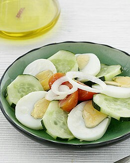 ENSALADA DE PEPINOS CON HUEVOS DUROS