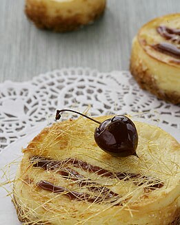 FLAN CON CEREZAS Y CARAMELO DE MANTEQUILLA