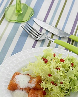 ENSALADA DE SALMÓN Y ESCAROLA