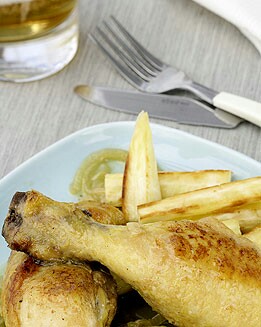 MUSLO DE POLLO A LA CERVEZA CON YUCA
