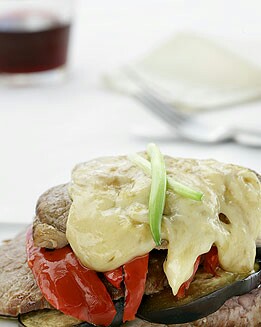 REDONDO DE TERNERA CON VERDURAS Y QUESO