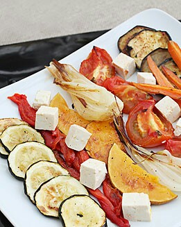 VERDURAS ASADAS A LA PARRILLA CON QUESO FETA