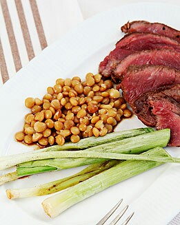 TATAKI DE TERNERA CON ENSALADA DE LENTEJAS