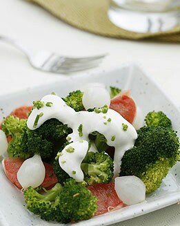 ENSALADA DE BRECOL, POMELO Y CEBOLLITAS