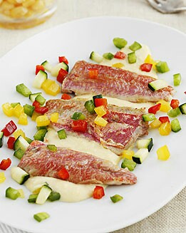 SALMONETES CON VERDURAS MULTICOLORES