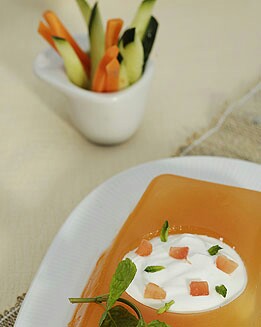 RAITA CON GELATINA DE TOMATE Y VEGETALES