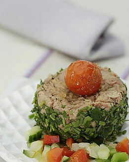 BONITO  REBOZADO CON VERDURAS Y TOMATES CONFITADOS