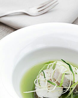 RODAJAS DE MERLUZA  CON CALDO DE PIMIENTOS VERDES