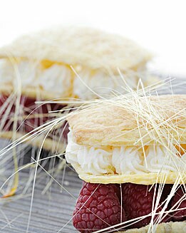 HOJALDRE CON NATA Y CARAMELO