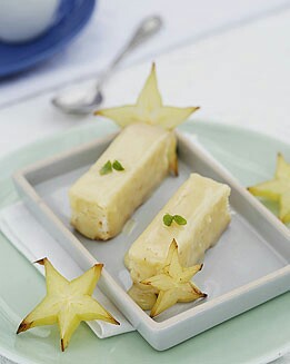 BIZCOCHO DE CHOCOLATE BLANCO CON CARAMBOLA