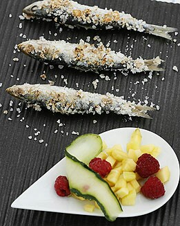 SARDINAS A LA SAL CON ENSALADA DE FRUTAS