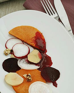 VERDURAS CON MUESLI Y SALSA DE REMOLACHA