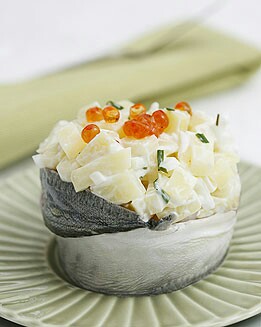 ENSALADA DE CHICHARRO PATATAS Y HUEVAS DE SALMÓN