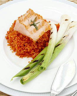 SALMÓN A LA PARRILLA CON CUSCUS ROJO